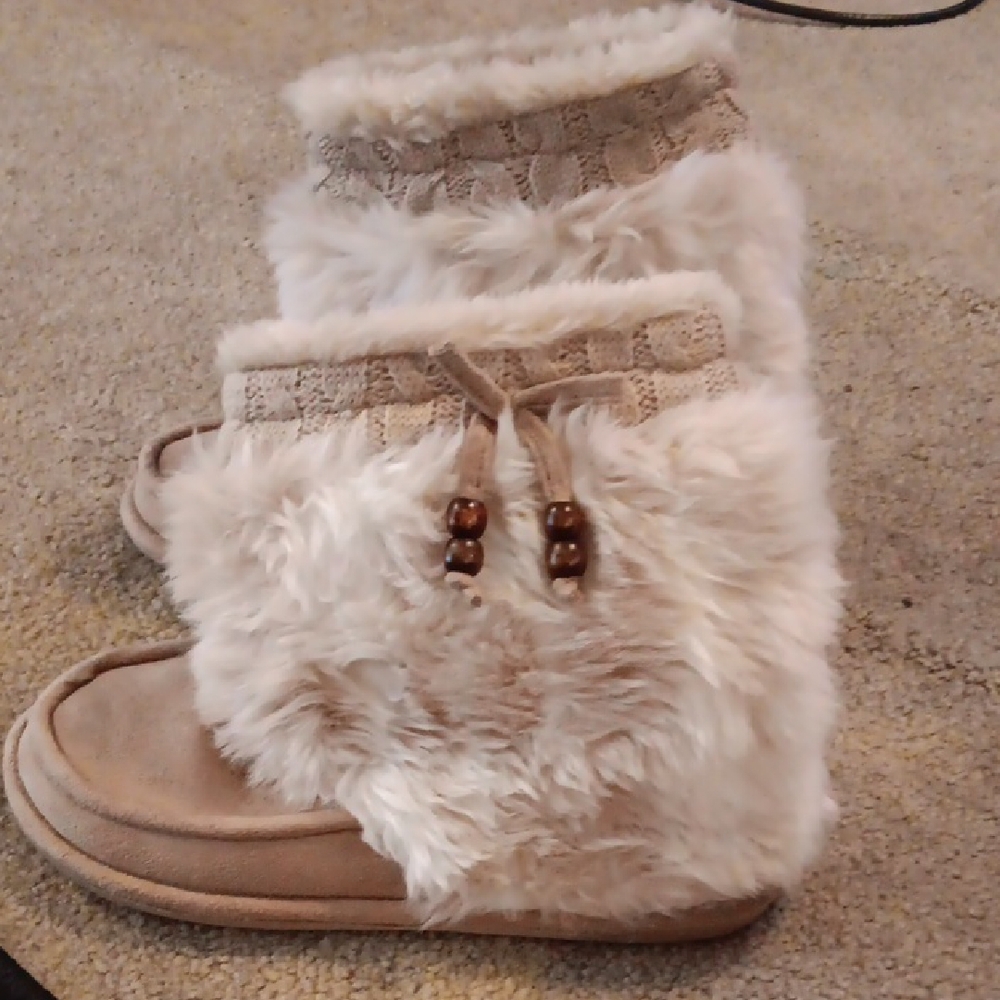DR.Scholl's Cream and White Cozy slippers  with Fluffy Faux Fur